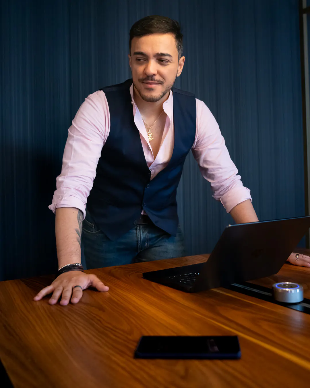 Ritratto uomo elegante con outfit curato e sguardo sicuro